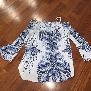 NEVER WORN INC TOP.     MAKE OFFERS!!